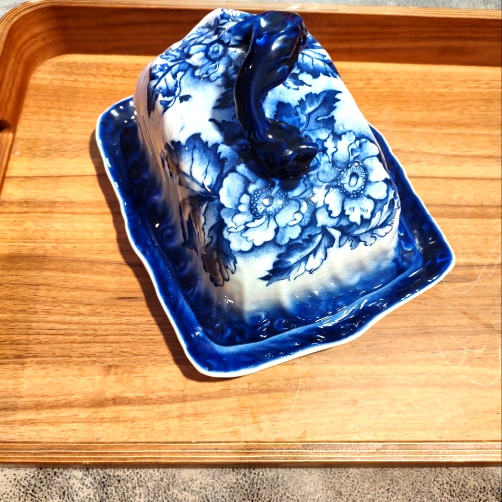 Vintage/Retro/Victorian inspired glass blue and white floral large butter dish - Picture 10 of 13